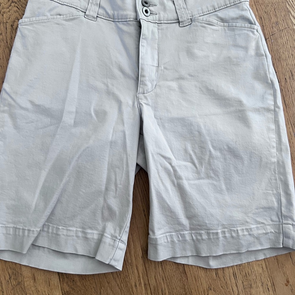 Ladies Size 8 Jag Jeans Light Tan Shorts GUC